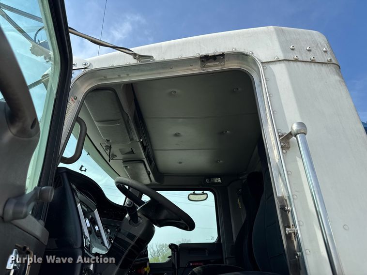 image for item DV2515 2009 Kenworth T800 semi truck