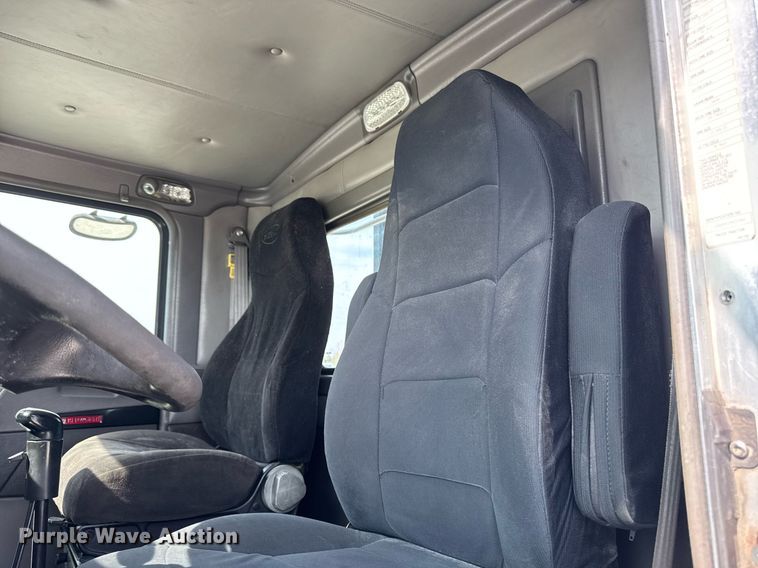 image for item DV2515 2009 Kenworth T800 semi truck