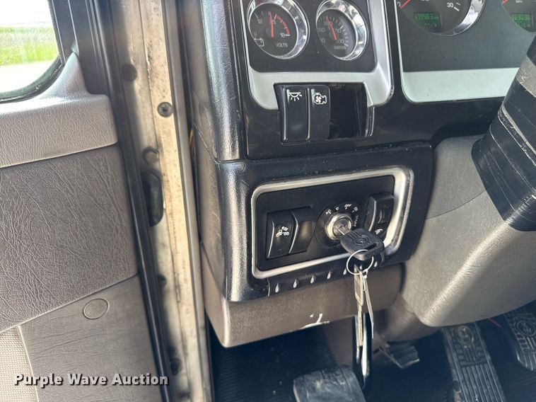 image for item DV2515 2009 Kenworth T800 semi truck