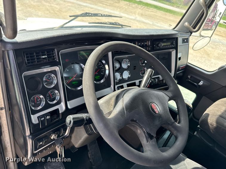 image for item DV2515 2009 Kenworth T800 semi truck