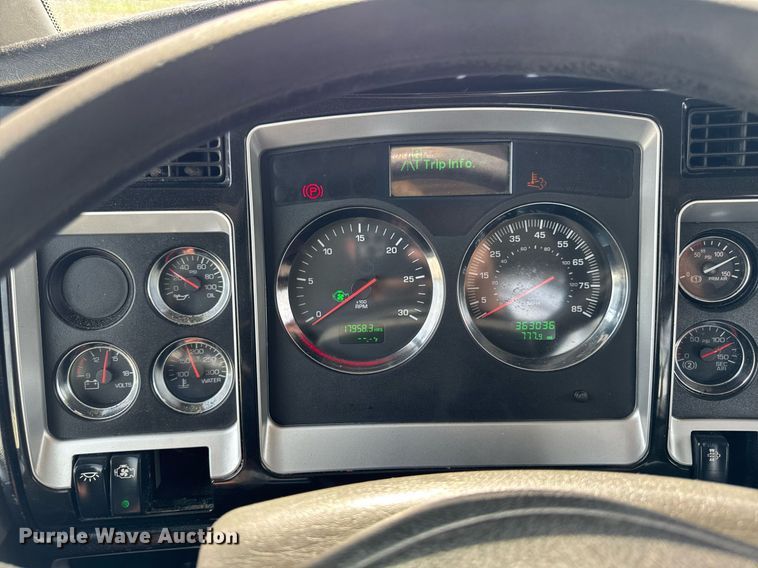 image for item DV2515 2009 Kenworth T800 semi truck