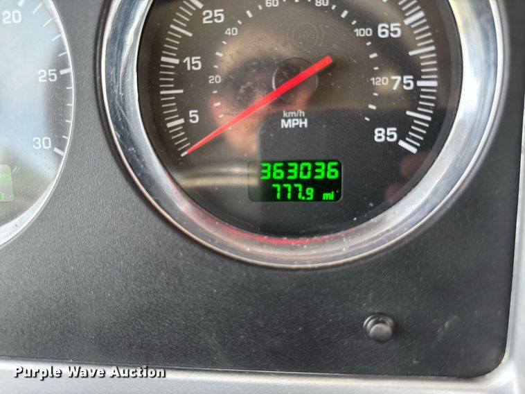 image for item DV2515 2009 Kenworth T800 semi truck