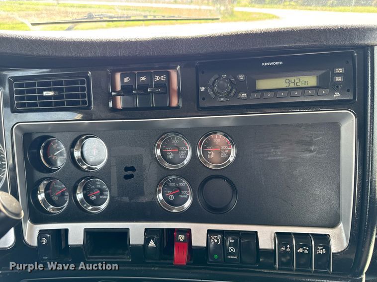 image for item DV2515 2009 Kenworth T800 semi truck