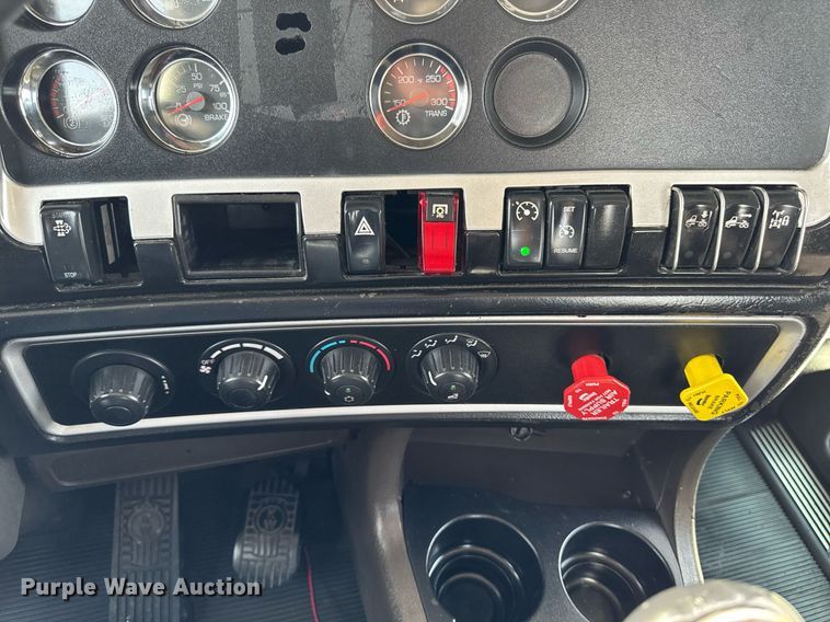 image for item DV2515 2009 Kenworth T800 semi truck