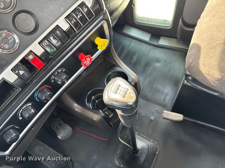 image for item DV2515 2009 Kenworth T800 semi truck