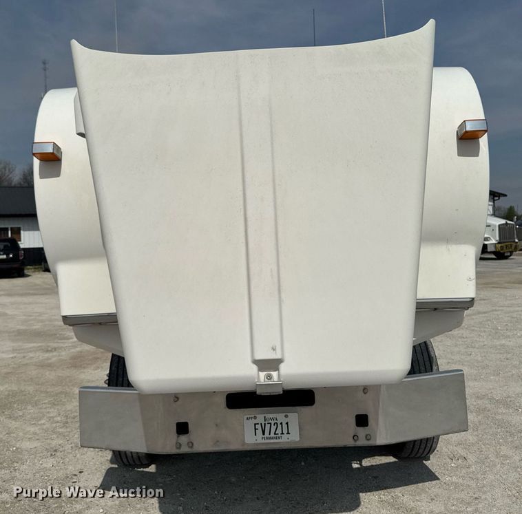 image for item DV2515 2009 Kenworth T800 semi truck