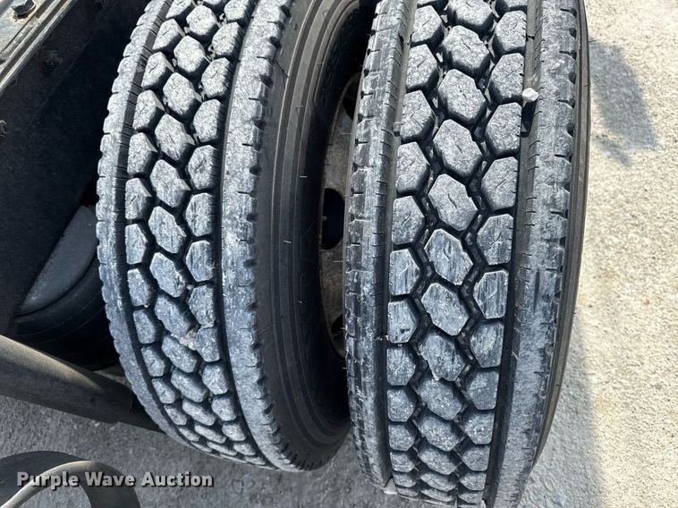 image for item DV2515 2009 Kenworth T800 semi truck