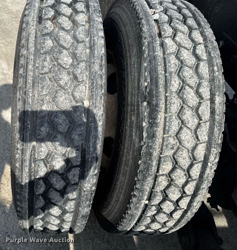 image for item DV2515 2009 Kenworth T800 semi truck