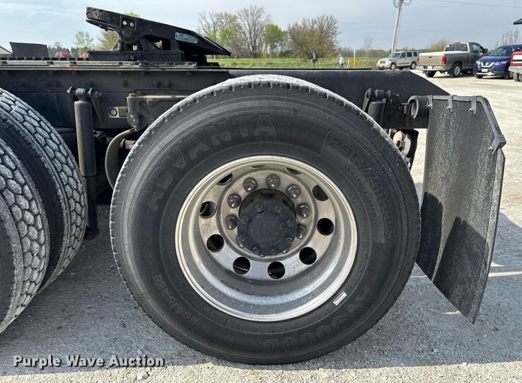 image for item DV2515 2009 Kenworth T800 semi truck