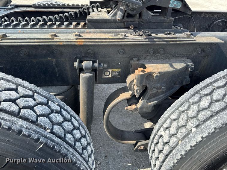 image for item DV2515 2009 Kenworth T800 semi truck