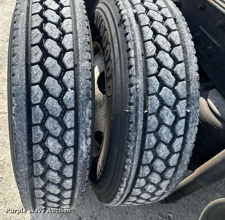 image for item DV2515 2009 Kenworth T800 semi truck