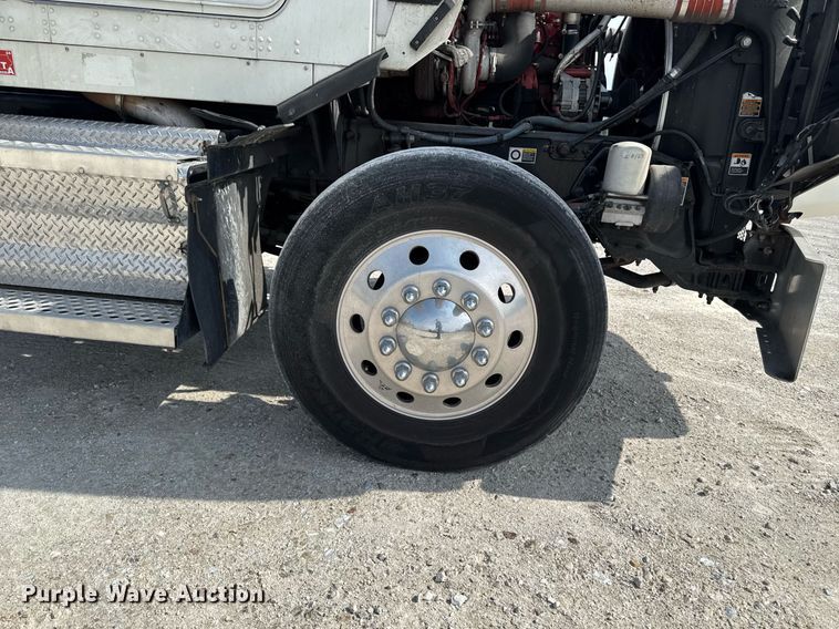 image for item DV2515 2009 Kenworth T800 semi truck