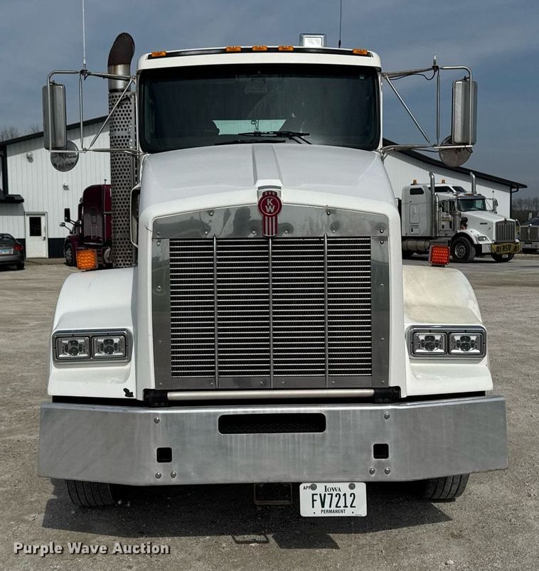 image for item DV2516 2009 Kenworth T800 semi truck
