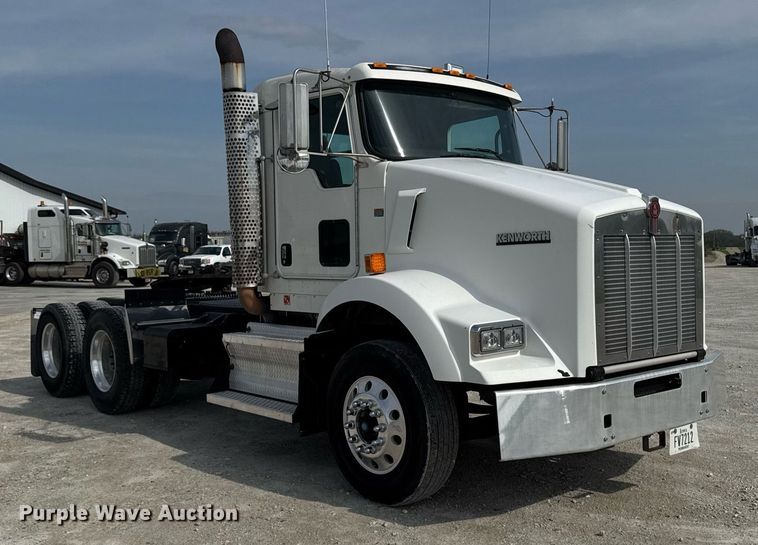 image for item DV2516 2009 Kenworth T800 semi truck