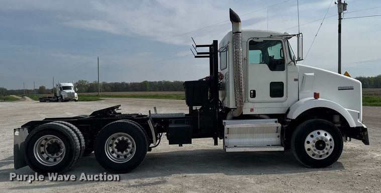 image for item DV2516 2009 Kenworth T800 semi truck