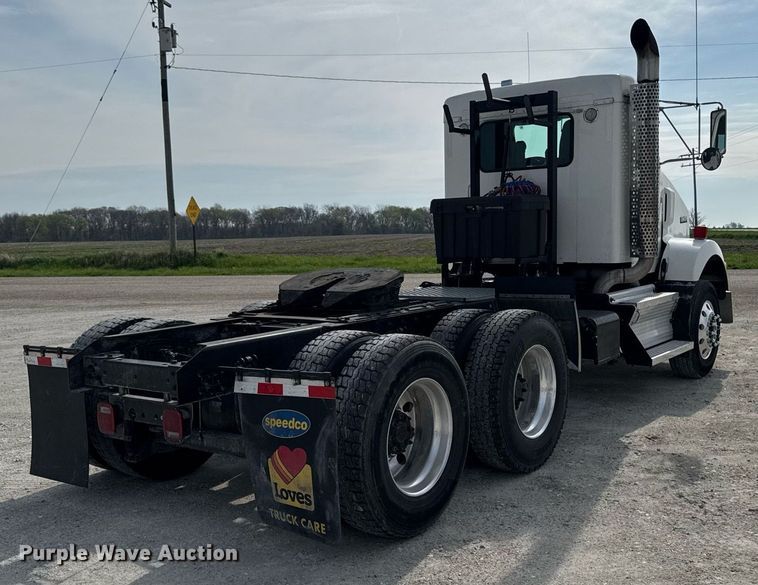 image for item DV2516 2009 Kenworth T800 semi truck