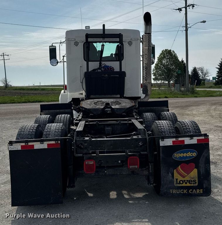 image for item DV2516 2009 Kenworth T800 semi truck