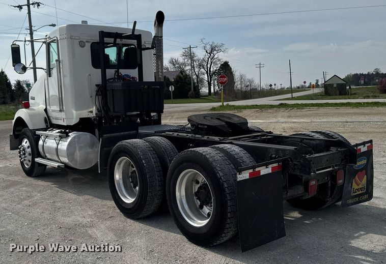 image for item DV2516 2009 Kenworth T800 semi truck