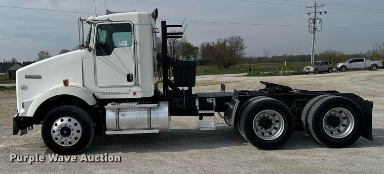 image for item DV2516 2009 Kenworth T800 semi truck