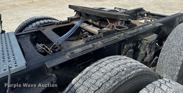 image for item DV2516 2009 Kenworth T800 semi truck