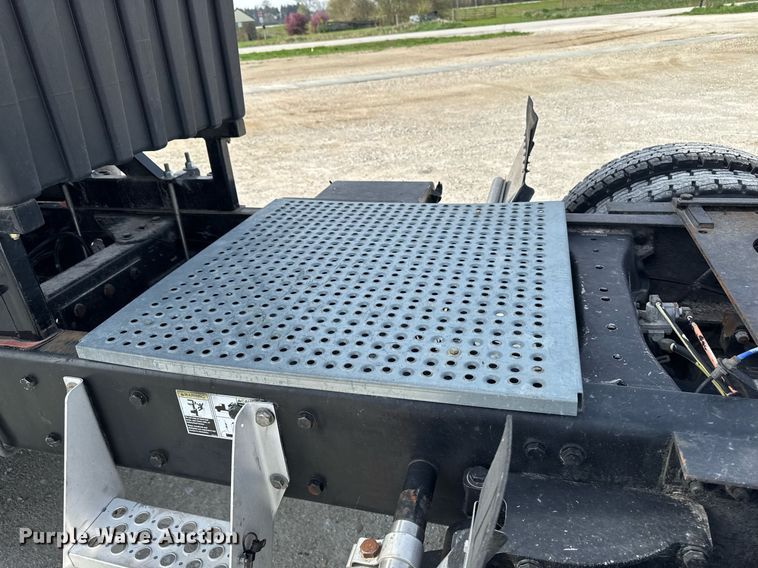 image for item DV2516 2009 Kenworth T800 semi truck