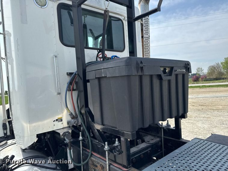 image for item DV2516 2009 Kenworth T800 semi truck