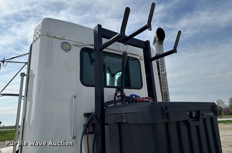 image for item DV2516 2009 Kenworth T800 semi truck