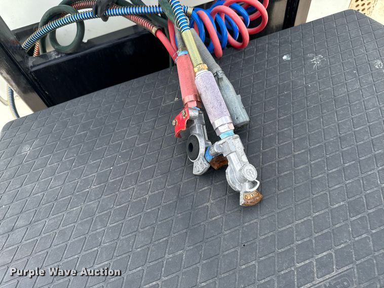 image for item DV2516 2009 Kenworth T800 semi truck