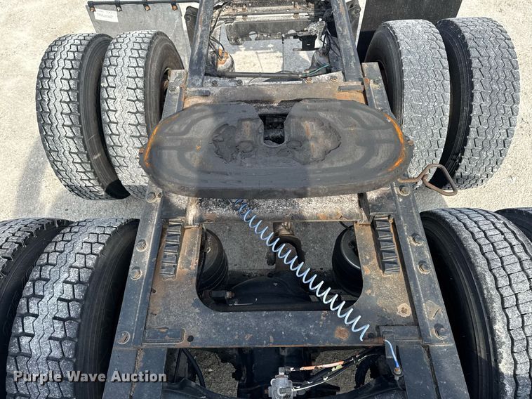 image for item DV2516 2009 Kenworth T800 semi truck