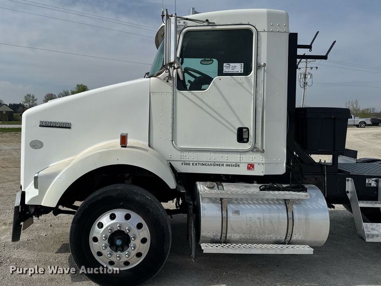 image for item DV2516 2009 Kenworth T800 semi truck