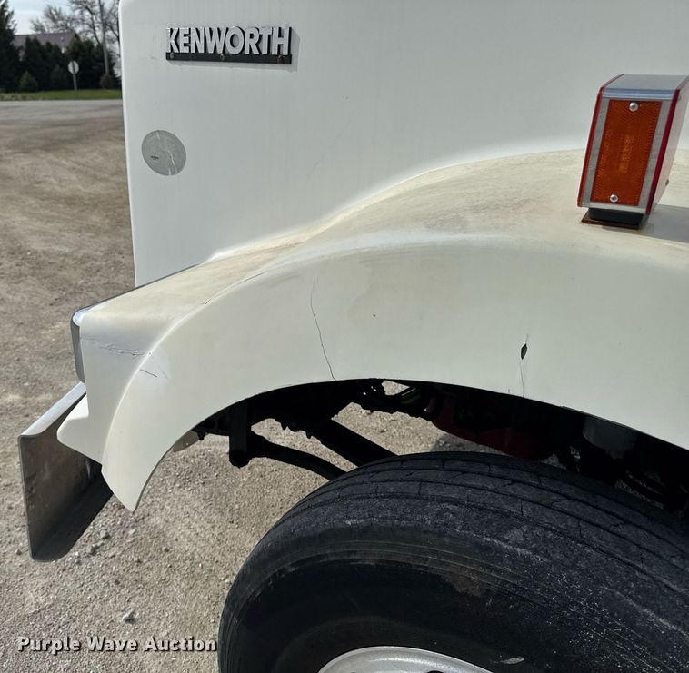image for item DV2516 2009 Kenworth T800 semi truck