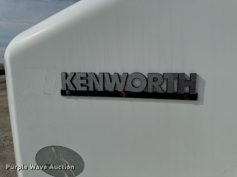 image for item DV2516 2009 Kenworth T800 semi truck
