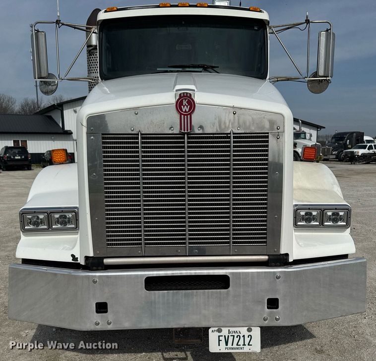 image for item DV2516 2009 Kenworth T800 semi truck