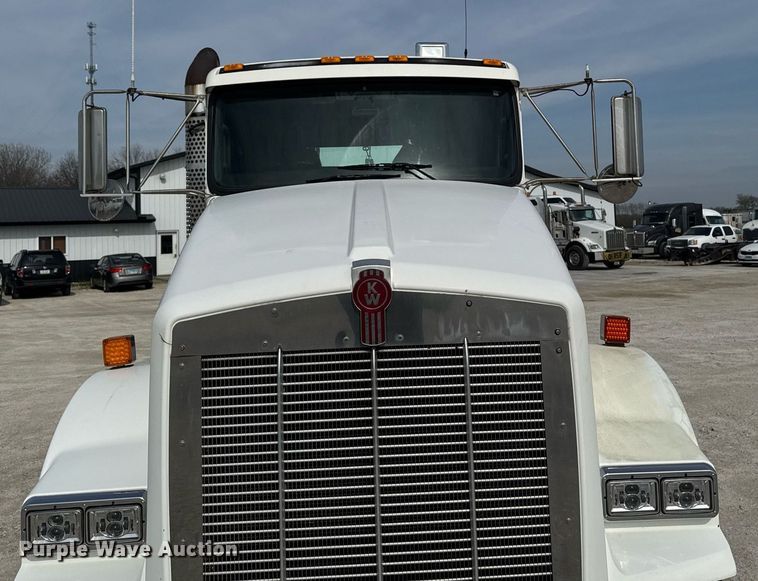 image for item DV2516 2009 Kenworth T800 semi truck