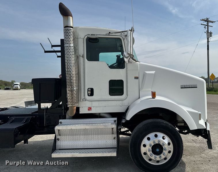 image for item DV2516 2009 Kenworth T800 semi truck