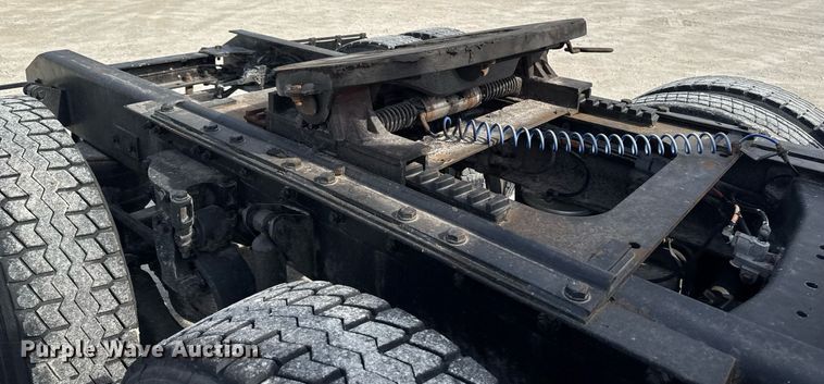 image for item DV2516 2009 Kenworth T800 semi truck