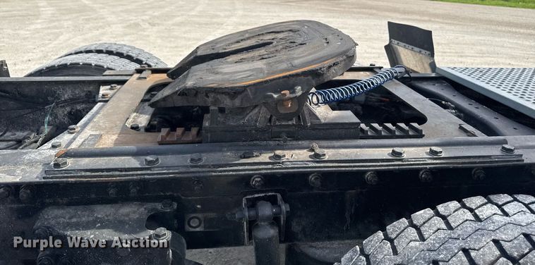 image for item DV2516 2009 Kenworth T800 semi truck