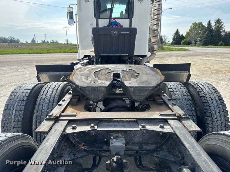 image for item DV2516 2009 Kenworth T800 semi truck