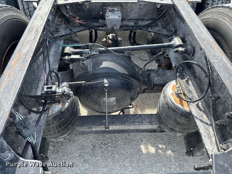 image for item DV2516 2009 Kenworth T800 semi truck