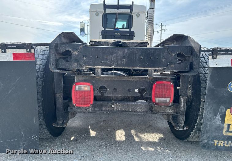 image for item DV2516 2009 Kenworth T800 semi truck