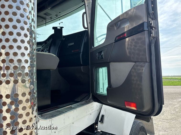 image for item DV2516 2009 Kenworth T800 semi truck