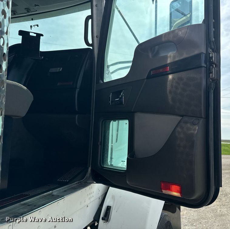 image for item DV2516 2009 Kenworth T800 semi truck