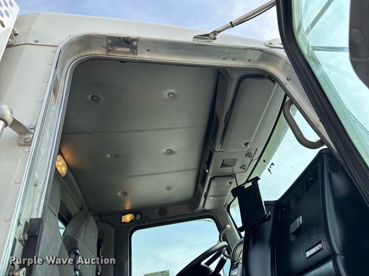 image for item DV2516 2009 Kenworth T800 semi truck