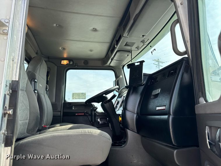 image for item DV2516 2009 Kenworth T800 semi truck