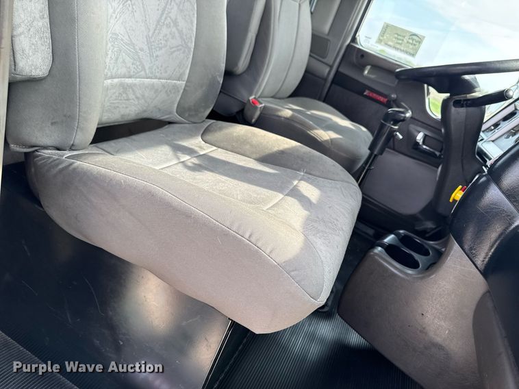 image for item DV2516 2009 Kenworth T800 semi truck