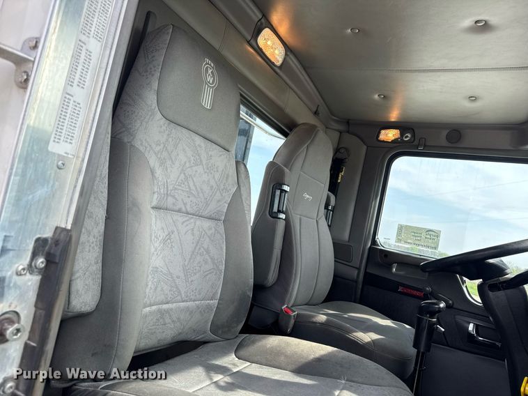 image for item DV2516 2009 Kenworth T800 semi truck
