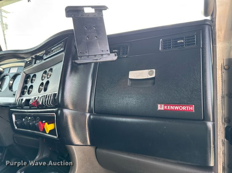 image for item DV2516 2009 Kenworth T800 semi truck