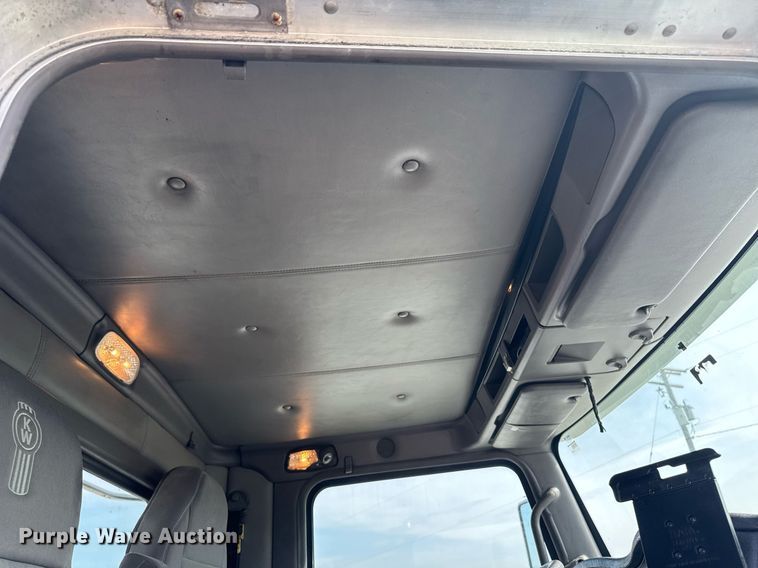 image for item DV2516 2009 Kenworth T800 semi truck