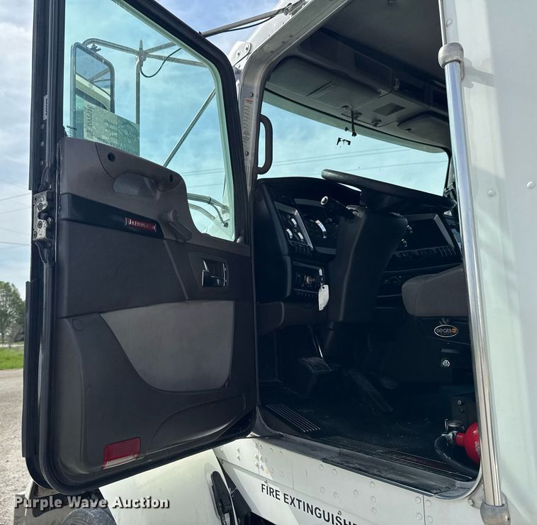 image for item DV2516 2009 Kenworth T800 semi truck
