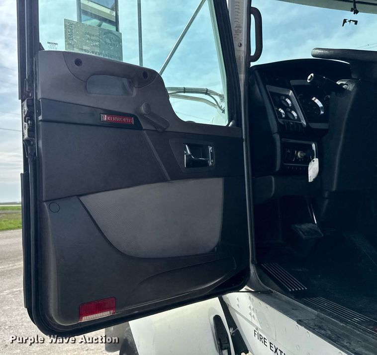 image for item DV2516 2009 Kenworth T800 semi truck